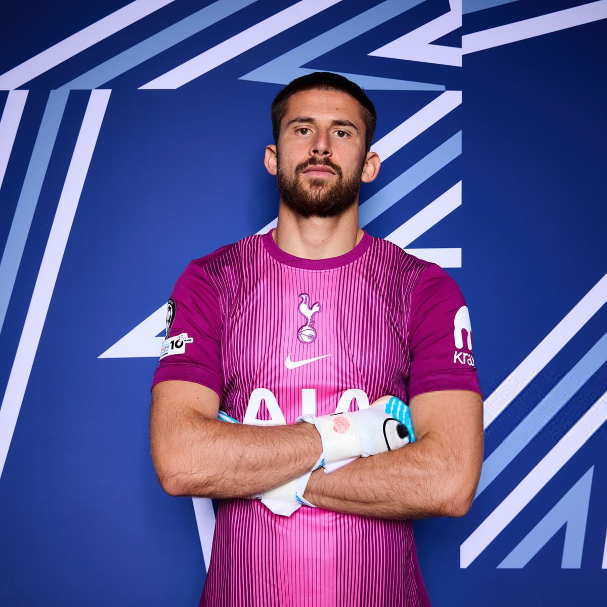 _BeFootball's tweet photo. 🚨 LA JUVENTUS FONCE SUR GUGLIELMO VICARIO 🇮🇹 ! 🧤🤍🖤

Après les échecs Alisson, Martinez et Suzuki, la Vieille Dame fait du gardien de Tottenham sa grande priorité.

Il veut rentrer au pays, a été écarté de la tournée des Spurs, et la Juve négocie activement un prêt.

(@Gazzetta_it)