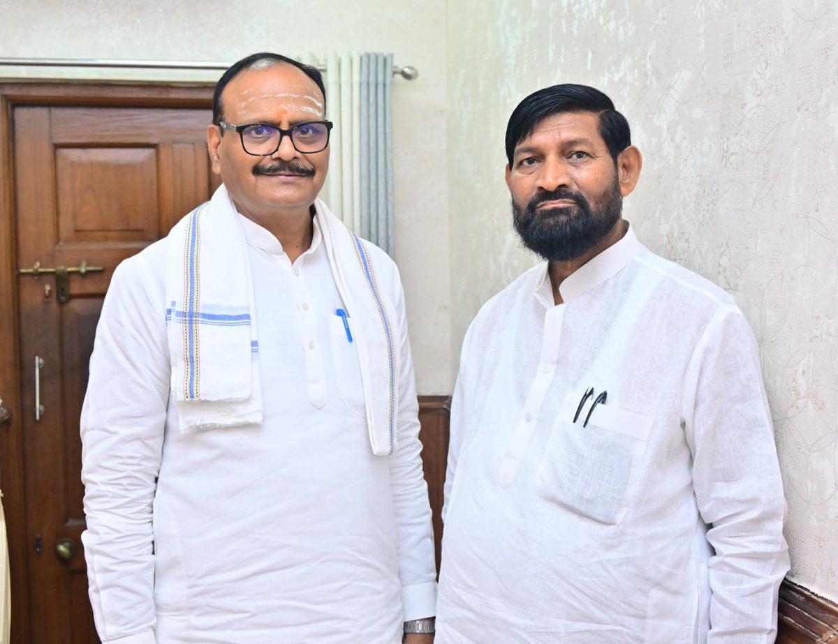 brajeshpathakup's tweet photo. आज विधानसभा स्थित अपने कार्यालय कक्ष में संत रविदास नगर के औराई विधानसभा क्षेत्र से मा० विधायक श्री दीनानाथ भास्कर जी से भेंटकर कुशलक्षेम जाना एवं जनहित से जुड़े विभिन्न महत्वपूर्ण विषयों पर व्यापक चर्चा हुई। https://t.co/zQQBP0Vgj6