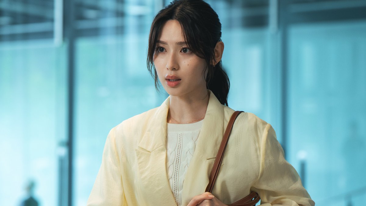 ytvdrama's tweet photo. 日曜ドラマ『#一次元の挿し木』

⋰
身分を偽り悠に近付く“謎の女”
彼女の正体と目的とは？
⋱

ともに不審死の謎を追っていた
石見崎の姪・唯は偽物だった💥
一体、彼女は何者なのか！？

#山田涼介 #白石聖
#堀田真由 / #鈴木保奈美 #佐々木蔵之介
日曜よる10:30
@ichijigen_ytv