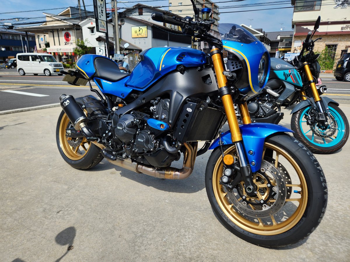 yspshiga's tweet photo. 今日も絶好調に暑い😅
で、カスタム魂注入っ~💉
アノ #XSR900 に
#ブリヂストン #rs12 装着🔧
オーナー様、#xsr とは言え
走りを意識される方なので
安心と信頼のタイヤを選択✨
9月からの値上げも発表されてるしタイヤ交換なら今のウチですよ😁
#ysp滋賀 #ysp #ヤマハLOVE
#BSプロショップ https://t.co/Xp1vqQ2tjg
