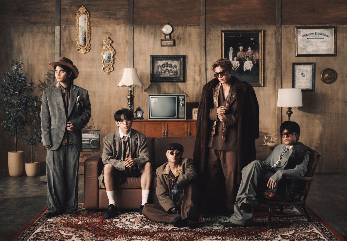 inrock's tweet photo. SB19、ロラパルーザに初出演&
最新シングル「LAWLESS」リリース＆
『Wakas at Simula | ワカス・アット・シムラ』日本盤 8月リリース

SB19がシカゴで開催されたロラパルーザに出演！最新アルバム『Wakas  at  Simula』のリリースからわずか4ヶ月、そしてロサンゼルスのグラミー・ミュージアムでの圧巻のパフォーマンスからわずか2日後、フィリピンが誇るSB19がステージに立ち、ロラパルーザで、最新シングル「LAWELESS  | ローレス」を世界初披露した。
▶︎「LAWLESS」
🎧https://t.co/tEyTpc2AOo
▶︎「LAWLESS」MV
https://t.co/Dm3Vp2LG7m

今作の核心にあるのは、業界の常識から脱却し、自らの道を切り開いて業界の頂点を目指すという内容で、歌詞には「Livin'  Lawless is my priority（無法に生きることが俺の最優先）」「No boxes can hold the  Gods（神を縛る檻なんてない）」といった印象的なリリックが、自分たちらしく、誰にも決められた枠には収まらないというSB19らしさがそのまま詰まった内容になっている。

そして、8月いよいよ日本🇯🇵へ
新曲「LAWLESS」を引っ提げ、今夏のサマーソニック2026、そして18日に開催される横浜でのファンミーティング「I WAS THERE」へ——SB19の日本での快進撃はまだ始まったばかりだ。

日本盤情報
SB19 | エス・ビー19
『Wakas at Simula | ワカス・アット・シムラ』
発売日: 8月5日（水）予定
【完全生産限定盤】
￥4,620(税込)
日本盤のみのボーナス・トラック2曲収録
スペシャル36PフォトZINE（雑誌）封入
フォトカード [限定盤ver.]（全5種のうち1種ランダム封入）
https://t.co/rVLqtScL2S
（このほか【通常盤】もあります。https://t.co/9DU9GRCGuA）

#SB19