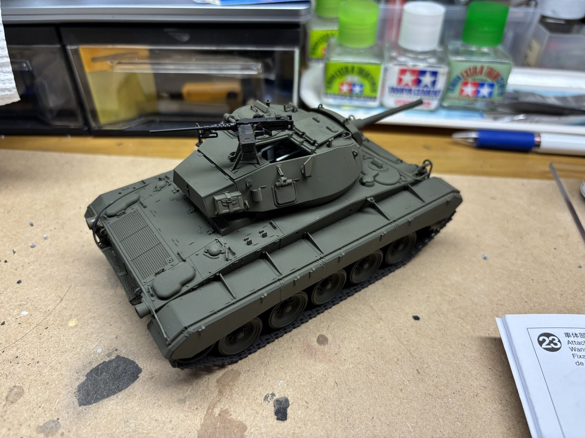 ryusan95348886's tweet photo. 今日は久しぶりに休みで、お家でひたすらモデリング。チャーフィーの基本塗装終わりました。油絵の具使うので一旦ベタ塗りです。 https://t.co/WJM1VdIO4U
