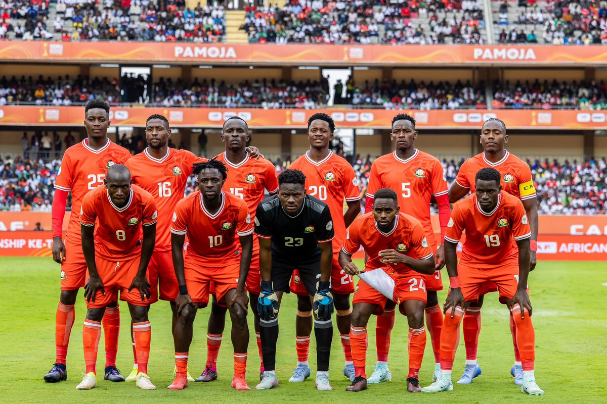 KasaraniStadium's tweet photo. 🗓️𝗘𝗫𝗔𝗖𝗧𝗟𝗬 𝗢𝗡𝗘 𝗬𝗘𝗔𝗥 𝗔𝗚𝗢 𝗧𝗢𝗗𝗔𝗬...

🏟️ 𝗔 𝗽𝗮𝗰𝗸𝗲𝗱 @KasaraniStadium 𝘄𝗶𝘁𝗻𝗲𝘀𝘀𝗲𝗱 𝗵𝗶𝘀𝘁𝗼𝗿𝘆 as 𝗛𝗮𝗿𝗮𝗺𝗯𝗲𝗲 𝗦𝘁𝗮𝗿𝘀 kicked off their CHAN campaign with a memorable 𝟭-𝟬 𝘃𝗶𝗰𝘁𝗼𝗿𝘆 over 🇨🇩 𝗗𝗥 𝗖𝗼𝗻𝗴𝗼 in the Group A opener.🔥⚽ https://t.co/K0fPO4tGbs
