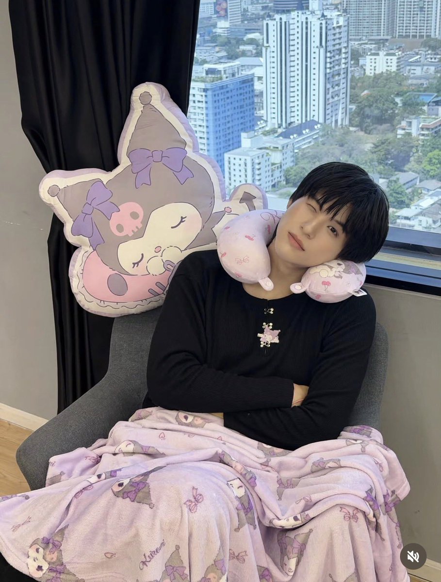sassaryoe's tweet photo. เสื้อตัวเดียวกันมะท่าน เสื้ออะไรฟะโคตรเคะ https://t.co/mcVXA2qYKA