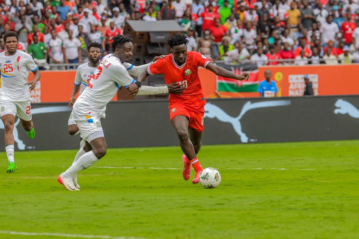 KasaraniStadium's tweet photo. 🗓️𝗘𝗫𝗔𝗖𝗧𝗟𝗬 𝗢𝗡𝗘 𝗬𝗘𝗔𝗥 𝗔𝗚𝗢 𝗧𝗢𝗗𝗔𝗬...

🏟️ 𝗔 𝗽𝗮𝗰𝗸𝗲𝗱 @KasaraniStadium 𝘄𝗶𝘁𝗻𝗲𝘀𝘀𝗲𝗱 𝗵𝗶𝘀𝘁𝗼𝗿𝘆 as 𝗛𝗮𝗿𝗮𝗺𝗯𝗲𝗲 𝗦𝘁𝗮𝗿𝘀 kicked off their CHAN campaign with a memorable 𝟭-𝟬 𝘃𝗶𝗰𝘁𝗼𝗿𝘆 over 🇨🇩 𝗗𝗥 𝗖𝗼𝗻𝗴𝗼 in the Group A opener.🔥⚽ https://t.co/K0fPO4tGbs