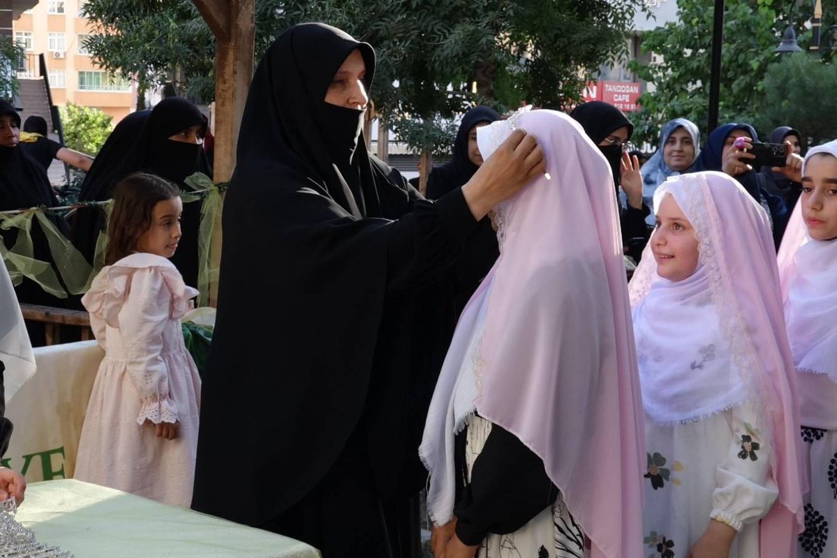 Dogruhaber's tweet photo. Mardin’de “Niyet Ettim Örtünmeye, Emrin Başım Üstüne” programı düzenlendi.

📌 Peygamber Sevdalıları Mardin Derneği tarafından tesettüre bürünen kızlara yönelik düzenlenen “Niyet Ettim Örtünmeye, Emrin Başım Üstüne” temalı program yoğun katılımla gerçekleştirildi. https://t.co/EeTARzv66k