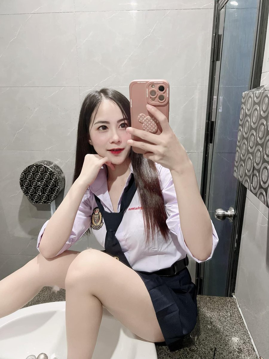 Daowv7's tweet photo. การเงินมีปัญหา ใส่ชุดนักศึกษาไปหาใครได้บ้าง ￼😝🤭
#ลำปาง #เมืองลำปาง #ลำปางในเมือง https://t.co/toI45uQMAR