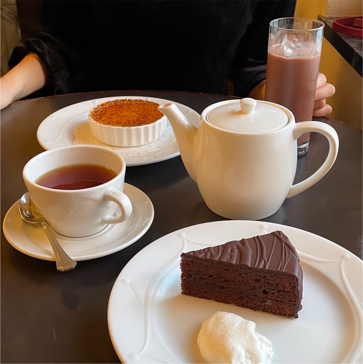 lilynyam's tweet photo. 横浜に行ったら是非行って欲しいカフェがここ。クラシカルな内装で、タイムスリップしたような雰囲気🦢♡窓際の席からは横浜の美しい景色を眺められ、ゆったりとした時間を過ごせます🕰️濃厚なザッハトルテを食べにまた訪れたい https://t.co/bcxsqR1pII