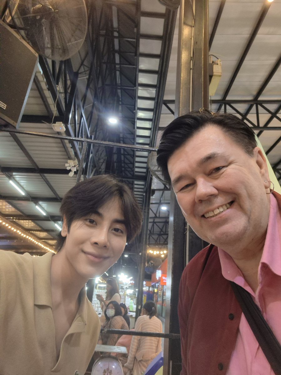 PhiDuckie's tweet photo. Look who I met!!! An amazing actor, veterinarian, and human being. I have so much respect for this man. Thank you Mix Sapaphap for everything you do. @MixOfficialFC @wixxiws #earthmix #MixSapaphap #bl https://t.co/TENzAtOAG4