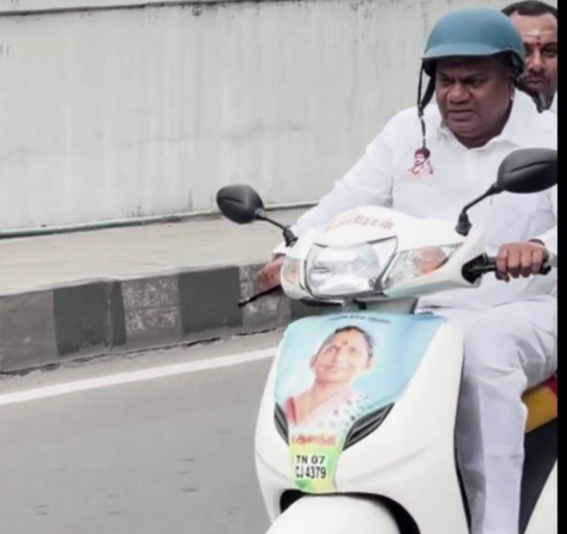 reclaimchennai's tweet photo. Vanakkam @ChennaiTraffic, scooter pillion rider without helmet, main rider with non bis helmet not strapped, non standard licence plates.

📍 Anna Salai, Guindy

🛵 TN07CJ4379

🕘 03-08-2026, 11:45 am https://t.co/hCROpWmCJS
