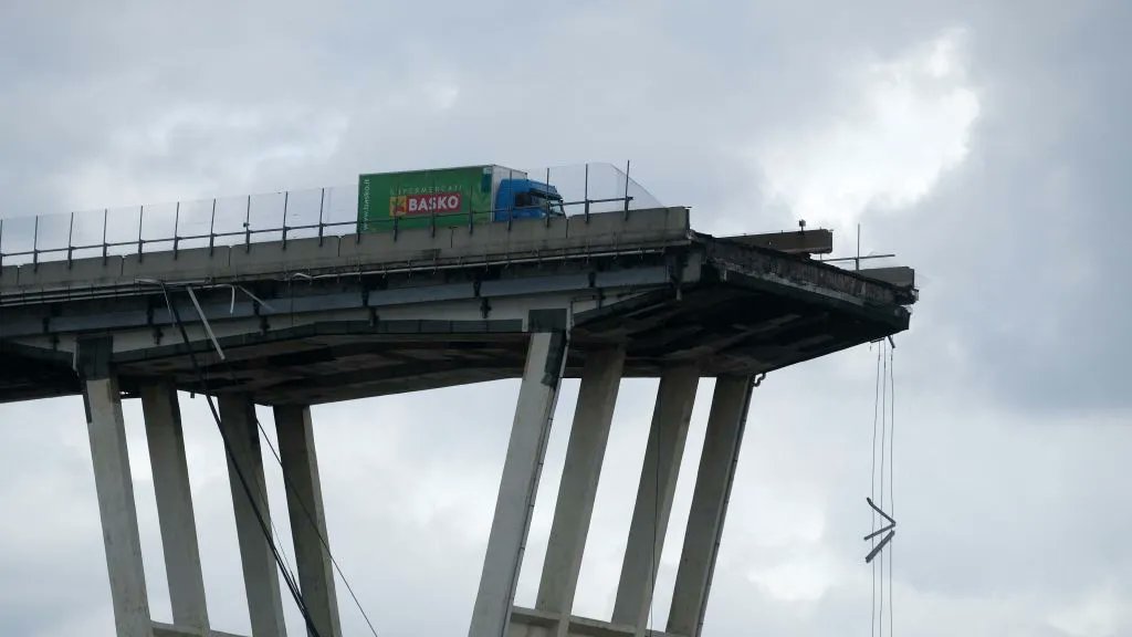 mariobianchi18's tweet photo. Il #3agosto 2020 a Genova viene inaugurato il viadotto autostradale San Giorgio, che sostituisce il precedente viadotto #Morandi, crollato il 14/8/2018 provocando 43 vittime. 1.067 metri, 18 pile, 19 campate, una rampa di accesso all’autostrada A7. Vi hanno lavorato 1200 persone. https://t.co/WnO4a6Wqdd