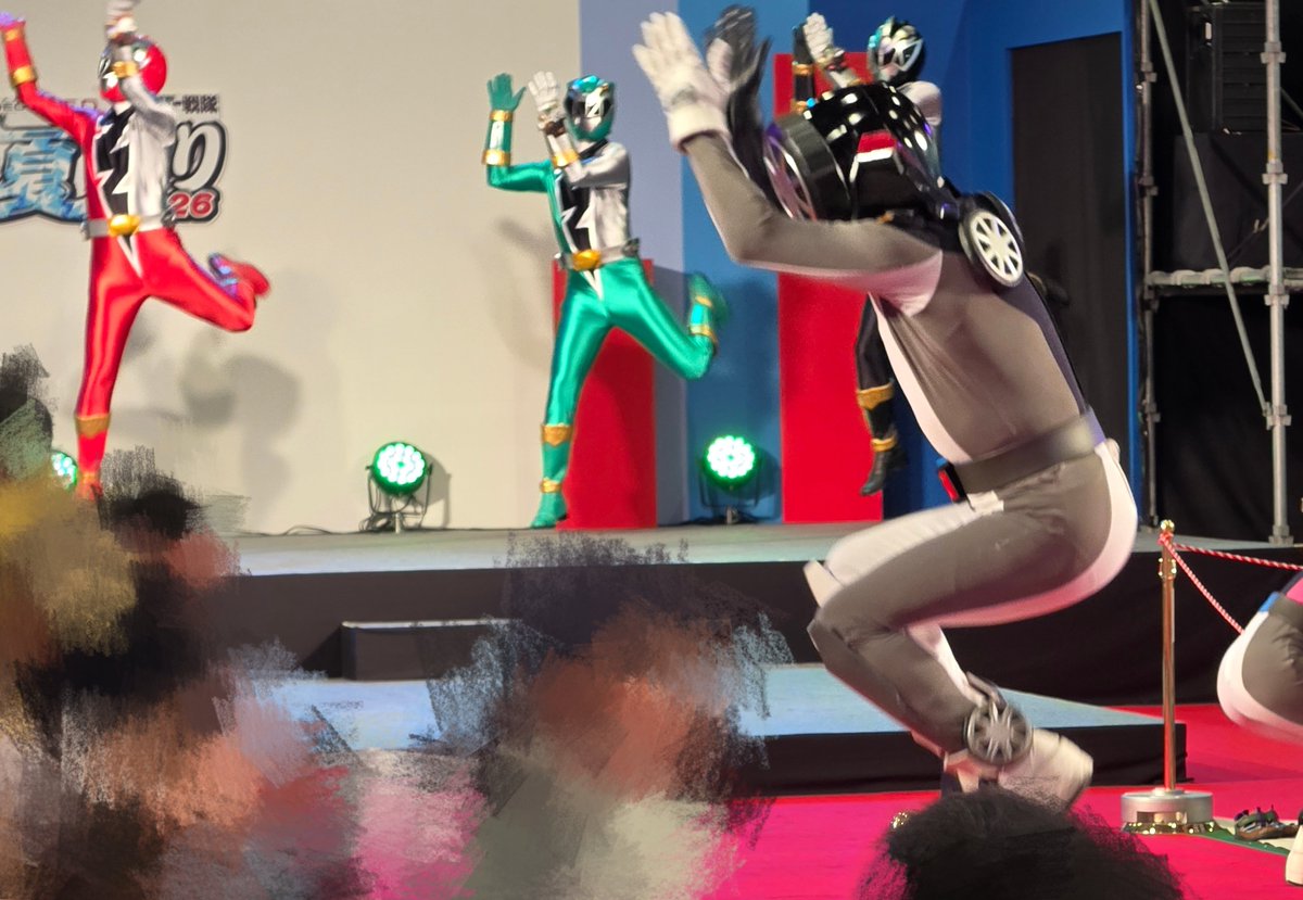 FlaRed_125's tweet photo. #スーパーヒーロー夏祭り
リュウソウのケボーンダンスでずっと元気にジャンプし続けるブンブラック、ありがとうございました！！！なんかずっと高めに飛んでました！！！(？) https://t.co/1eaqwtQFik