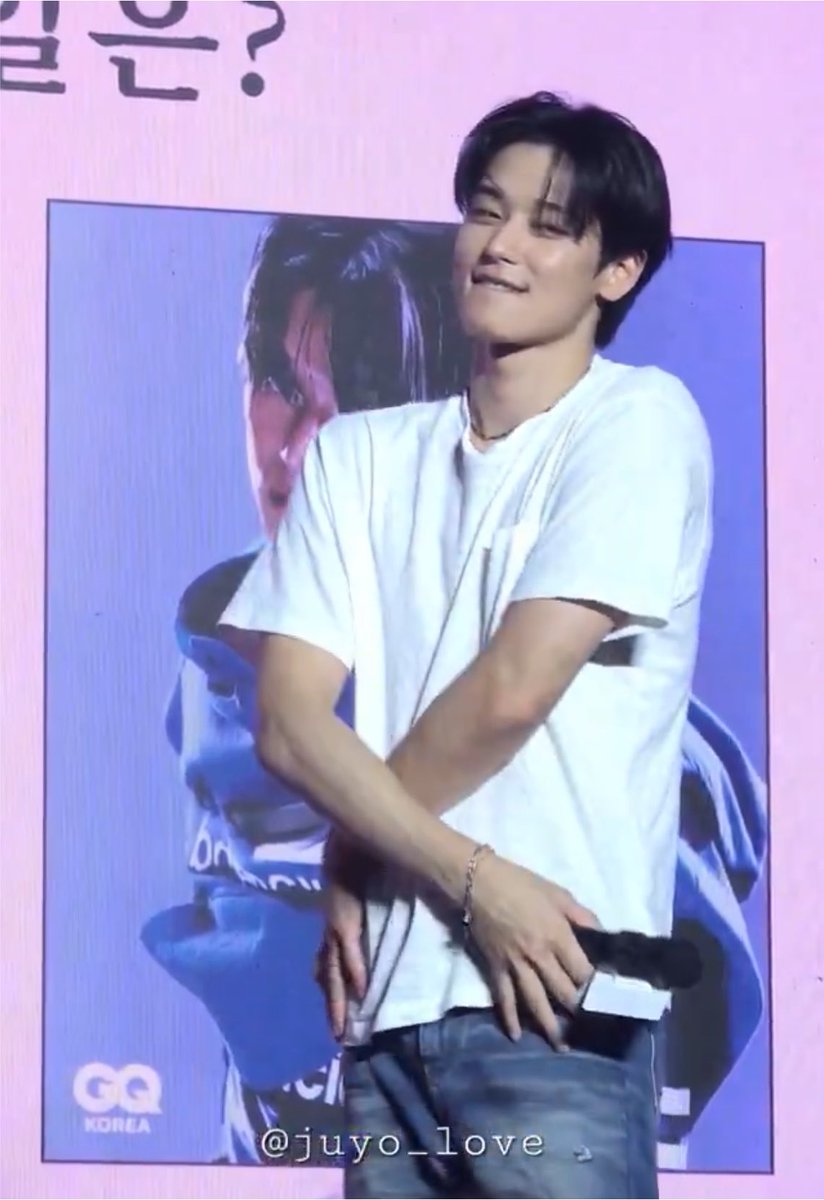 kittenjuyn's tweet photo. 이 남자 모야 왜 입술 깨물고 헤실헤실 웃는 거야?? https://t.co/qGL0qlniMX