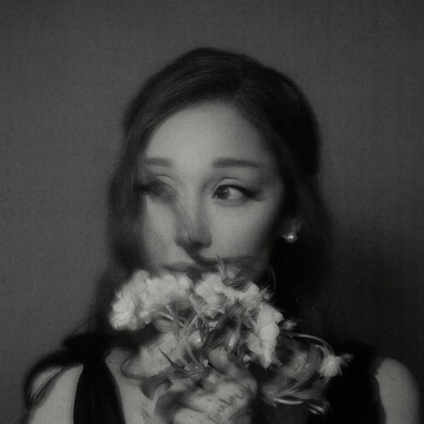 jansportexpert's tweet photo. i think that we should just stop commenting on her body regardless of what you think, and regardless of what may or may not be happening with her. no, its not "enabling" or her misleading millions into unhealthy standards. Ariana is human, not an industry object. 🧵(1/?) https://t.co/lnDeBT9Hmc