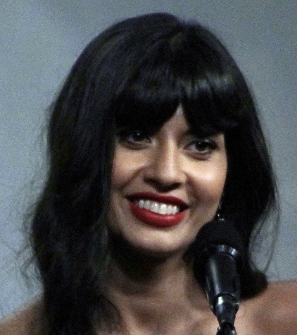 eternal1te's tweet photo. 🚨| Jameela Jamil being a fake feminist, queerbaiting, and problematic 

a much necessary thread (🧵): https://t.co/czIVm2H2FV