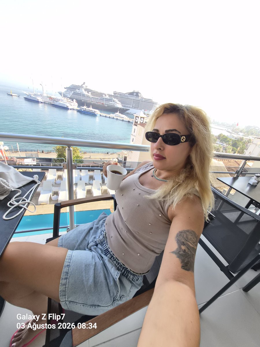 glzr1's tweet photo. Güneş, ada, kahve ve limanda devasa gemiler..
Gemi var gemicik var. 14 katli ..
Daha güzel bir tatil sabahı düşünemiyorum. 🚢☕🌊 #TatilModu #Kuşadası https://t.co/QAUn3DGO06
