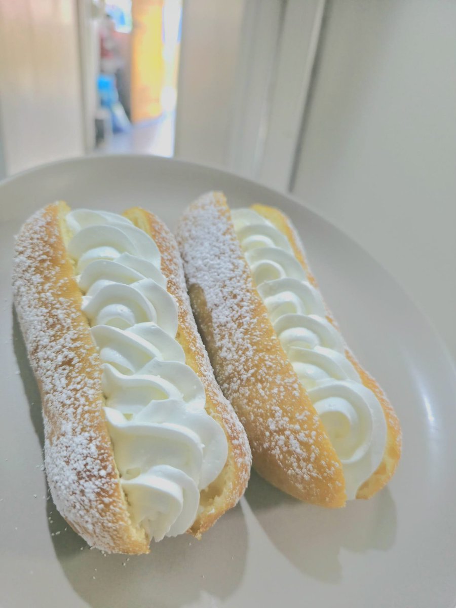 Thickslender's tweet photo. Vana vatete vangu variku England England requested for doughnuts. I sent them to England nemunhu ayiyenda haaa vakafara. I'm happy they loved ma doughnuts avo. To order yours 0779743451 https://t.co/f2XJ7x8Zg5