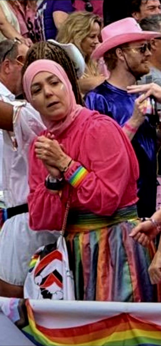 JanWBakkerNL's tweet photo. Goh, wie zien we hier? Ja, dit is Esmah Lahlah (GL-PvdA) tijdens de Canal Parade. Zij bevindt zich daar in een totaal andere bubble. Hoe legt ze dit uit aan haar achterban, de islamitische gemeenschap?
#oranjezomer #deoranjezomer https://t.co/NtsMhNAcGi