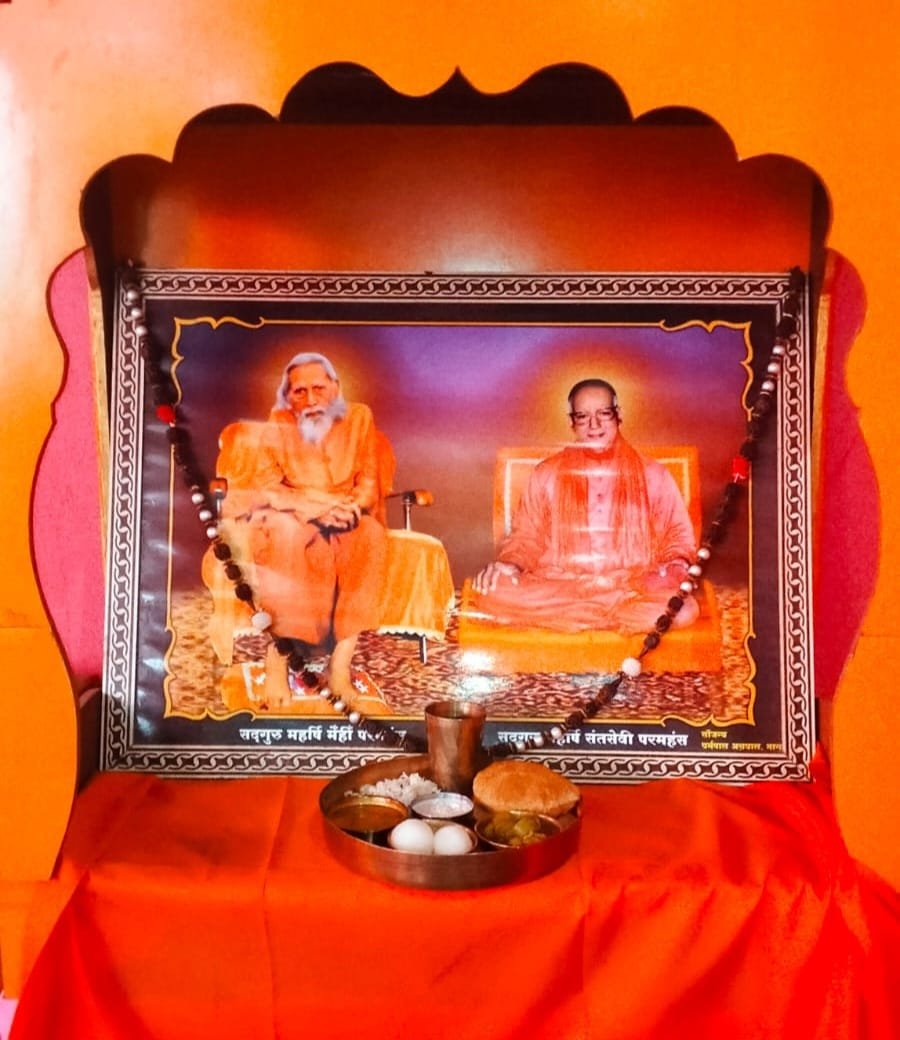 MMDGST's tweet photo. *"संतमत के प्रथम" महर्षि मेँहीँ अन्नक्षेत्र हरिद्वार में संत महात्मा प्रतिदिन 11:00 बजे दिन मे भोजन कर रहे हैं एवं संध्याकालीन सत्संग के उपरांत 8:00 बजे दूध एवं शक्कर की सेवा हो रहा है आप जैसे उदार दान दाता एवं श्रद्धालु भक्तों के सहयोग से ही प्रतिदिन सेवा हो रहा है*... https://t.co/t1CrJAY8hx