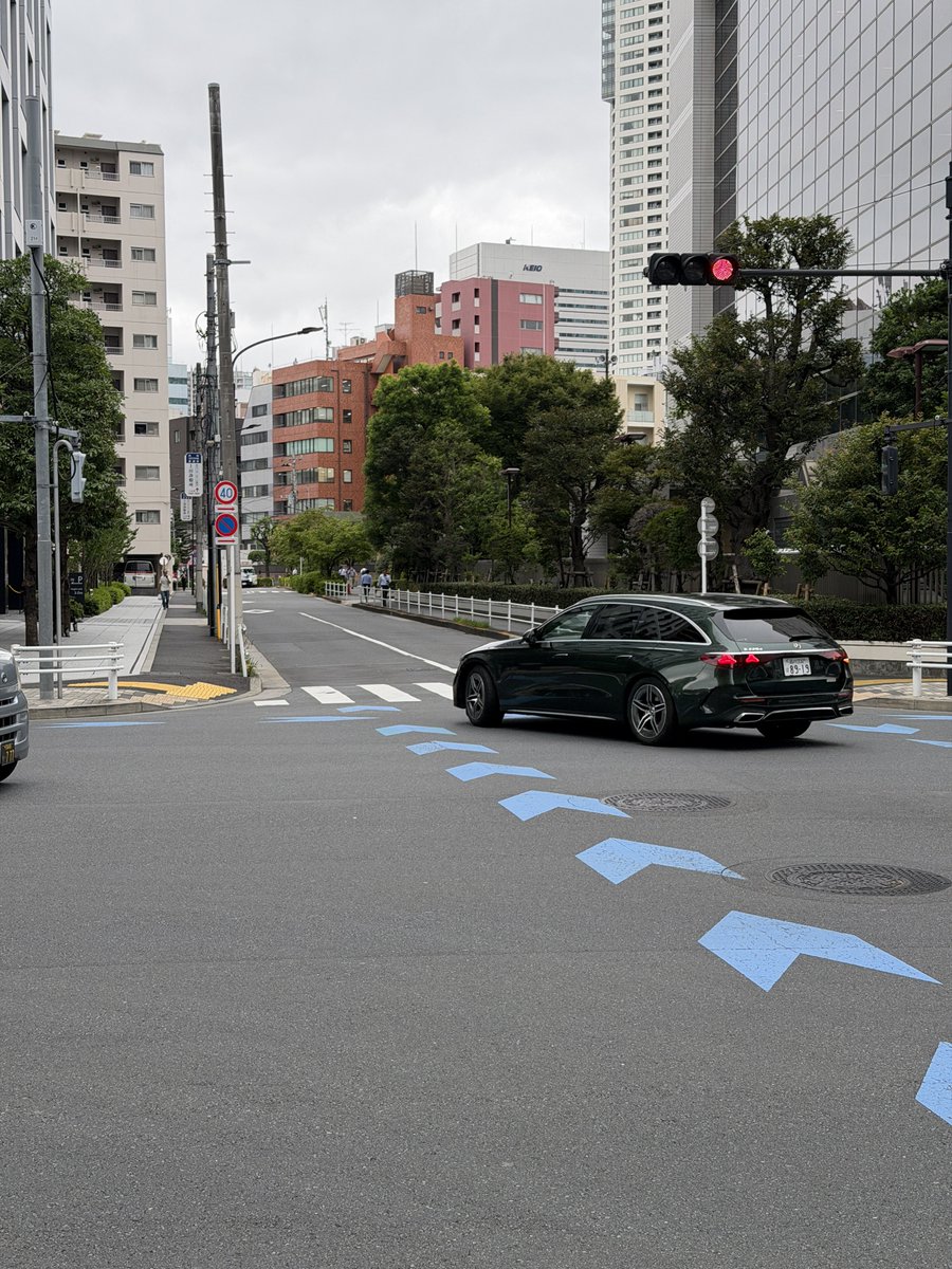 _itabashi_'s tweet photo. この色の設��あったかな…というモスグリーンのS214型のEクラスワゴンを見かけてイケてた
いま公式のシミュレーションで出てこないから限定色みたい https://t.co/pIP5H84vmR