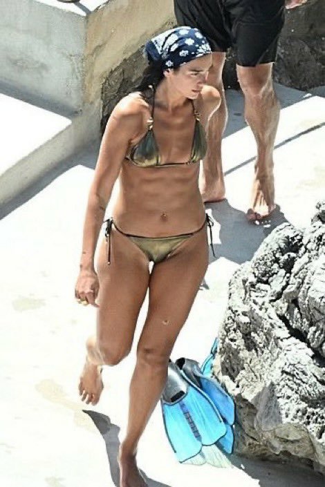 iam_assie's tweet photo. i need to know dua lipa's workout routine because... LOOK AT HER BODY TEA https://t.co/UkAl0wbhXc