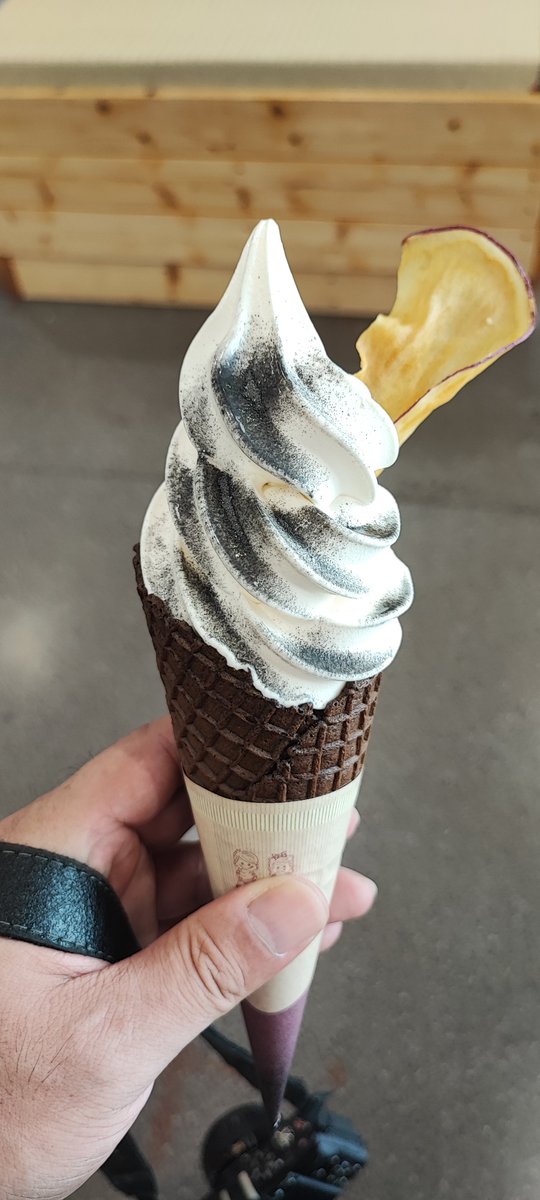papicoworks's tweet photo. 降灰ソフト
600円
コーン部分も美味い
#ソフトクリーム #デザート #桜島 #旅行 #九州 #鹿児島 https://t.co/PhfNjp0Thw