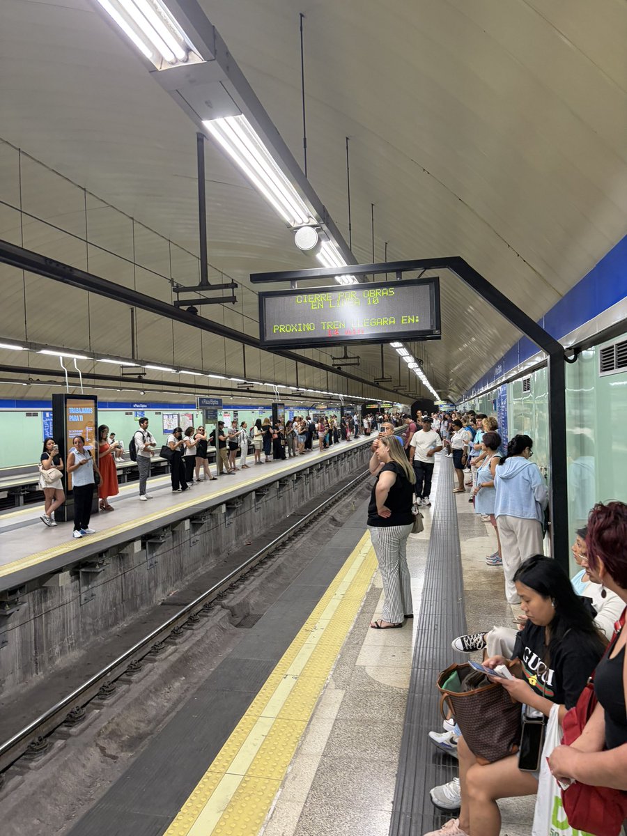 samuelcaraballo's tweet photo. @metro_madrid ¿me lo podéis explicar? Por supuesto línea 6 muertos de calor m8474 https://t.co/kw1bS1mKyt