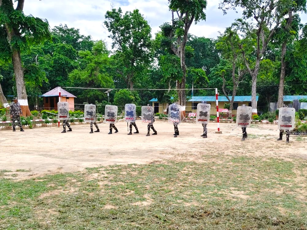 59bnssb_india's tweet photo. 59 #SSB द्वारा जवानों की परिचालन तत्परता एवं कानून-व्यवस्था संबंधी परिस्थितियों से प्रभावी ढंग से निपटने हेतु Riot Drill (दंगा नियंत्रण अभ्यास) का आयोजन किया गया। यह अभ्यास त्वरित प्रतिक्रिया, समन्वय एवं पेशेवर दक्षता को और अधिक सुदृढ़ बनाने की दिशा में एक महत्वपूर्ण कदम है। https://t.co/upOAzMPurn