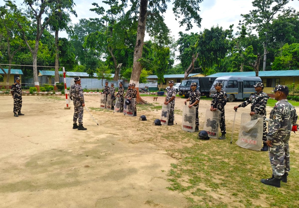 59bnssb_india's tweet photo. 59 #SSB द्वारा जवानों की परिचालन तत्परता एवं कानून-व्यवस्था संबंधी परिस्थितियों से प्रभावी ढंग से निपटने हेतु Riot Drill (दंगा नियंत्रण अभ्यास) का आयोजन किया गया। यह अभ्यास त्वरित प्रतिक्रिया, समन्वय एवं पेशेवर दक्षता को और अधिक सुदृढ़ बनाने की दिशा में एक महत्वपूर्ण कदम है। https://t.co/upOAzMPurn