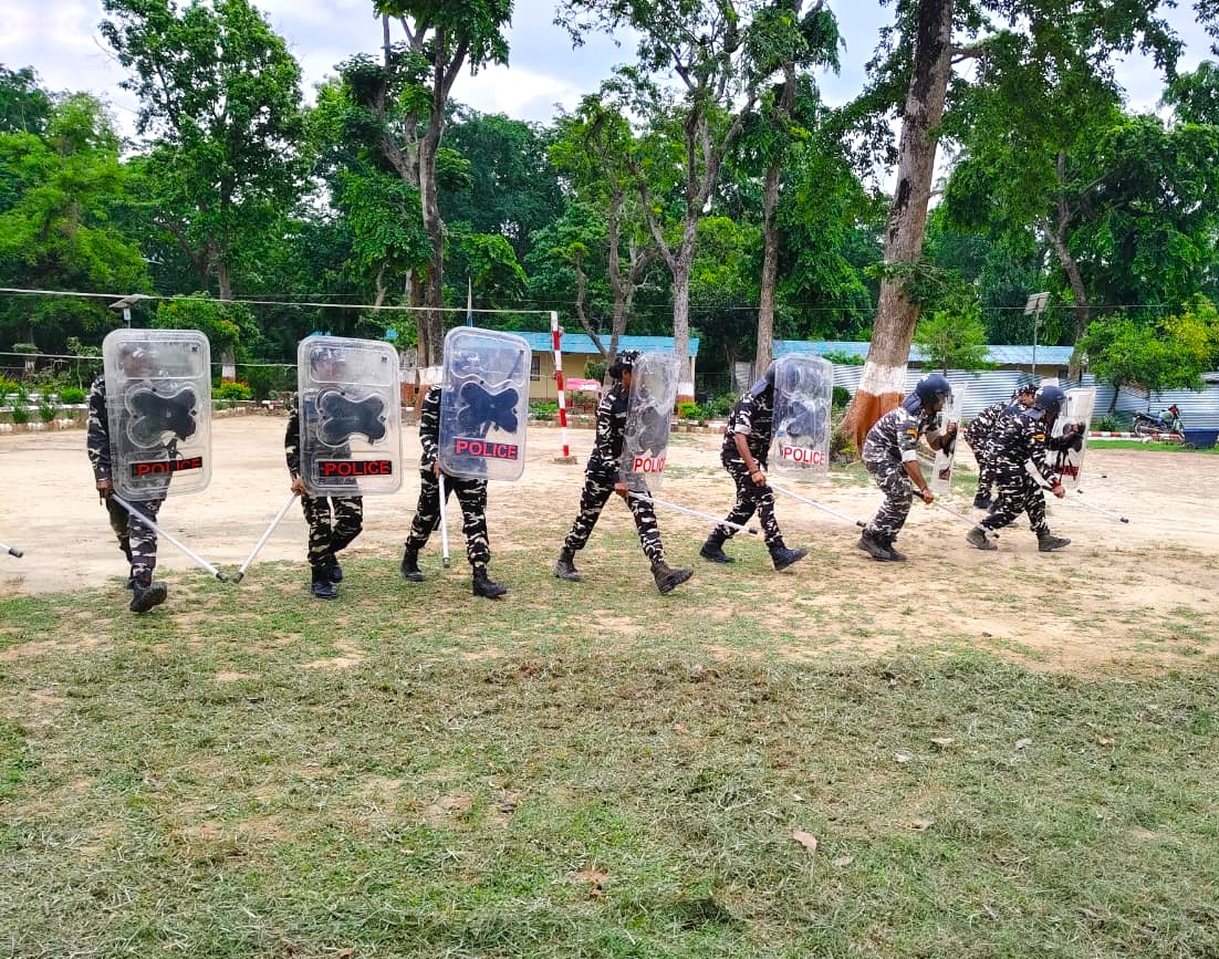 59bnssb_india's tweet photo. 59 #SSB द्वारा जवानों की परिचालन तत्परता एवं कानून-व्यवस्था संबंधी परिस्थितियों से प्रभावी ढंग से निपटने हेतु Riot Drill (दंगा नियंत्रण अभ्यास) का आयोजन किया गया। यह अभ्यास त्वरित प्रतिक्रिया, समन्वय एवं पेशेवर दक्षता को और अधिक सुदृढ़ बनाने की दिशा में एक महत्वपूर्ण कदम है। https://t.co/upOAzMPurn