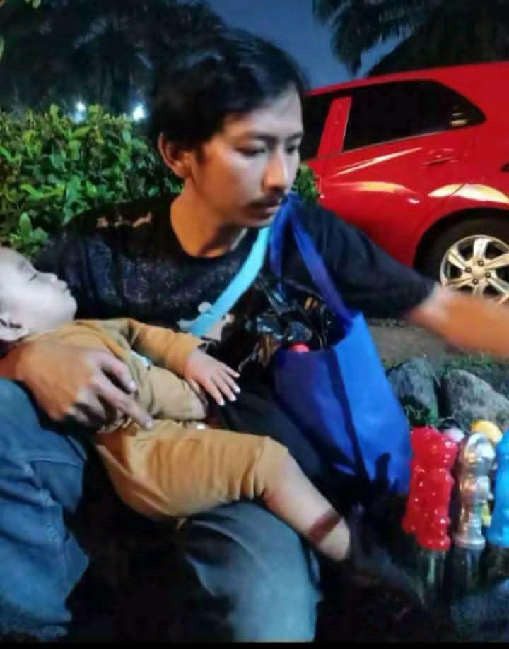 LiaAfri03881071's tweet photo. Ya Allah 😥
Belum selesai cerita sedih adik Faiz
Ternyata ada lagi yang lebih susah
Namanya adek zayn😥
Hidupnya sama seperti adik Faiz
Sama-sama dibesarkan dan dijaga oleh ayahnya tanpa seorang ibu 😭
Siang malam dia harus tidur di jalanan 😥😥
Ya Allah nyesek x lihatnya sedih x hati q ya Allah sbg seorang ibu 😥😥

Yuk bantu viralin biar jualan si bapak 
Laris manis laku keras dn di pertemukan org baik 😥🙏 Aamiin ya Allah 🤲 ya rabbal'alamin 
cc: amilainiamilaini