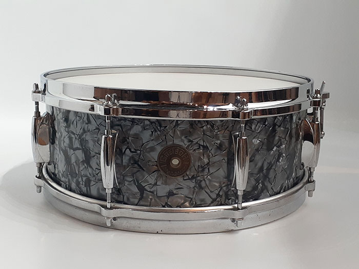 DRUM_CENTER's tweet photo. オリジルカバリングBlack Pearlが美しい
1966年製 Old Gretsch Renown Model #4103 美品が入荷しました🥁
上位機種と同じ8テンション、6ply Mapleシェルでオススメです✨
　⬇️
https://t.co/5Y4URVPZsV

#oldgretsch https://t.co/qwx3P2AaRD