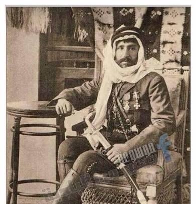 M_1_al's tweet photo. اللي رسم الرسمه مجلة المختلف عام ٢٠٠٢ م
وهذّال ابن فهيد لم يلبس الطربوش .
هذّال لبس الطاقية وزمن امارة هذّال ١٢٨٨-١٣٢١ هـ، ماكان فيه وجود للخلافة الاسلامية العثمانية في نجد الا عن طريق منصوبهم ابن رشيد الذي بقي ابن فهيد محارباً له حتى مماته .
خلك من رسمات ٢٠٠٢ وشف صور شيوخك الحقيقية وهم يحملون اوسمة ونياشين الدول الاستعمارية الصليبية