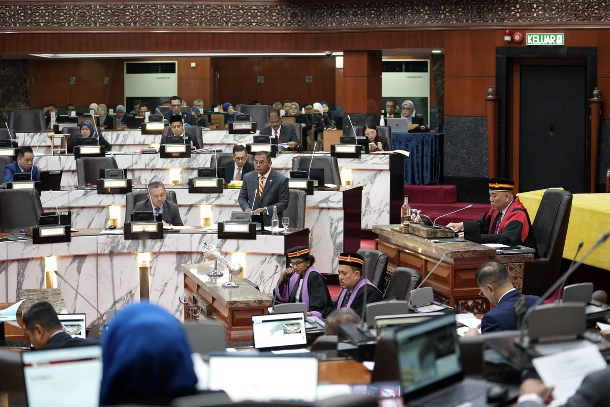 AmirudinShari's tweet photo. Hari pertama Sidang Dewan Negeri Selangor, pagi tadi saya telah menjawab soalan daripada ADN Dusun Tua dan ADN Sijangkang berhubung isu penempatan pendatang asing tanpa izin (PATI), khususnya melibatkan komuniti Rohingya di Selangor.

Kerajaan Negeri memandang serius perkara ini. Berdasarkan semakan Pejabat Daerah dan agensi berkaitan, seramai 9,515 etnik Rohingya dikenal pasti di beberapa lokasi di Hulu Langat. Sehubungan itu, Kerajaan Negeri terus memperkukuh pemantauan, melaksanakan operasi penguatkuasaan bersepadu serta menyelaras tindakan bersama PBT, PDRM, Jabatan Imigresen dan agensi berkaitan bagi memastikan aspek keselamatan, ketenteraman awam dan pematuhan undang-undang sentiasa terpelihara.

Pada masa yang sama, Kerajaan Negeri telah mengarahkan semua PBT di Selangor supaya menyenarai hitam mana-mana pihak yang menjual atau menyalahgunakan lesen perniagaan kepada warga asing. Pendirian Kerajaan Negeri kekal jelas, iaitu tidak membenarkan pemilikan lesen perniagaan atau aset oleh warga asing, dan tindakan penguatkuasaan akan terus diperkasakan mengikut bidang kuasa yang diperuntukkan.

Dalam melaksanakan tindakan ini, kita juga perlu mengimbangi aspek penguatkuasaan dengan nilai kemanusiaan. Isu pendidikan, kebajikan dan hak asasi golongan yang terkesan tidak boleh dipinggirkan, selaras dengan pendekatan yang adil, berhemah dan bertanggungjawab.

Selain itu, saya turut menjawab soalan daripada ADN Subang Jaya berhubung pembinaan Perpustakaan USJ 1. Insya-Allah, projek ini dijangka siap pada September 2026, manakala proses pewartaan tanah telah selesai dilaksanakan pada Jun 2026.

Semoga kemudahan ini dapat dimanfaatkan sepenuhnya oleh masyarakat setempat sebagai pusat ilmu, pembelajaran dan pembangunan komuniti.

#KitaSelangor