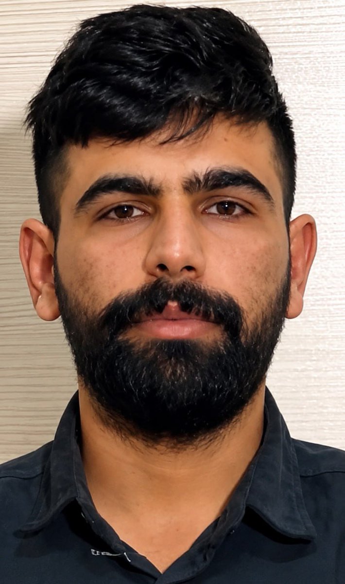 EliOmidvari's tweet photo. این روزها وقتی میخوای ببینی کی بی‌گناهه، دنبال کلمه « جاسوسی» تو پرونده‌اش بگرد. جاسوسها در رده‌های بالای رژیم هستند و برای فرار از پاسخگویی، بی‌گناهانی را با اعترافات زیر شکنجه قربانی همین جرم واهی میکنند.
امروز هم #امید_بهزاد و #پوریا_صفوت را با همین پرونده‌سازی اعدام کردند. https://t.co/q5ryuNSIAx