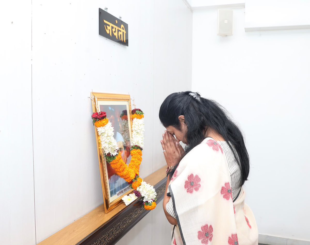 MDNagpure's tweet photo. क्रांतीचा विचार, समाजसेवेचा आधार! 🇮🇳

📍 #पुणे

🗓️ सोमवार | ३ ऑगस्ट २०२६

क्रांतिसिंह नाना पाटील यांच्या जयंतीनिमित्त पुणे महानगरपालिका कार्यालयात त्यांच्या प्रतिमेस पुष्पहार अर्पण करून विनम्र अभिवादन करण्यात आले.

यावेळी महानगरपालिकेतील अधिकारी व कर्मचारी उपस्थित होते. क्रांतिसिंह नाना पाटील यांनी स्वातंत्र्यलढ्यात दिलेल्या अतुलनीय योगदानाला यानिमित्ताने कृतज्ञतापूर्वक अभिवादन करण्यात आले.

#क्रांतिसिंहनानापाटील #पुणे

क्रांतिसिंह नाना पाटील, जयंती, पुणे महानगरपालिका, अभिवादन, स्वातंत्र्यसैनिक

🌷🚩🚩🚩🌷

|| जय श्रीराम ||
आपले रामदूत 

सौ. मंजुषा दीपक नागपुरे 
महापौर, पुणे 

#ManjushaNagpure #Mayorofpune