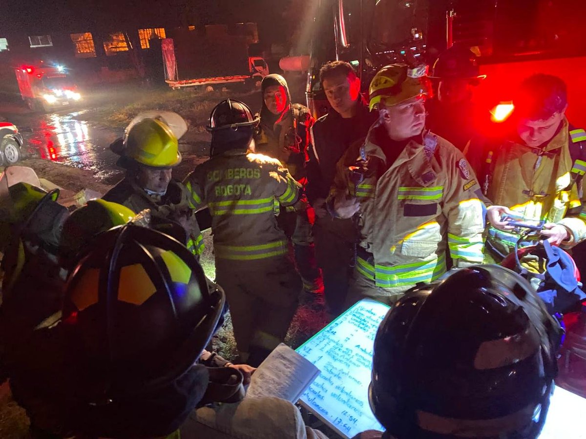 BomberoFarfan's tweet photo. #ALaHora | Bomberos de diferentes  zonas de #Cundinamarca  y #Bogotá junto con diferentes organismos de respuesta, se encuentran controlando  #incendioforestal y estructural en la planta de Alicachín en el municipio de #Soacha sector el charquito. https://t.co/MQqRQgG1ij