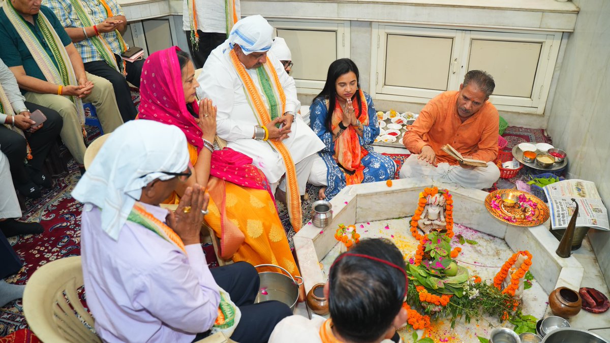 PKhandelwal_MP's tweet photo. श्रावण मास के पहले सोमवार पर आज @BVM2026 एवं @CAITIndia की टीम के साथ चांदनी चौक स्थित प्राचीन राम बाज़ार मंदिर में देवाधिदेव महादेव के दर्शन एवं पूजन का सौभाग्य प्राप्त हुआ।

इस अवसर पर रुद्राभिषेक कर भारतीय व्यापार महोत्सव 2026 की अभूतपूर्व सफलता, देश के व्यापारी समाज की समृद्धि तथा राष्ट्र के कल्याण की प्रार्थना की।