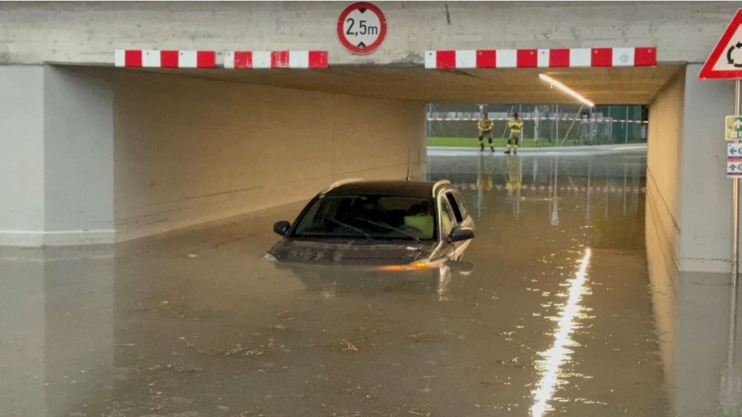 manu_oberhuber's tweet photo. Gestern wieder ähnliches Bild wie in den Tagen davor: Einzelne Gewitter mit Sturmböen und Starkregen.
Murenabgänge und Überflutungen gab es v.a. in Tirol und Salzburg. Hier Bilder aus Kundl und Salzburg Stadt.
📸 ZoomTirol, ORF/Arnold Klement https://t.co/S3qDuMM4uS
