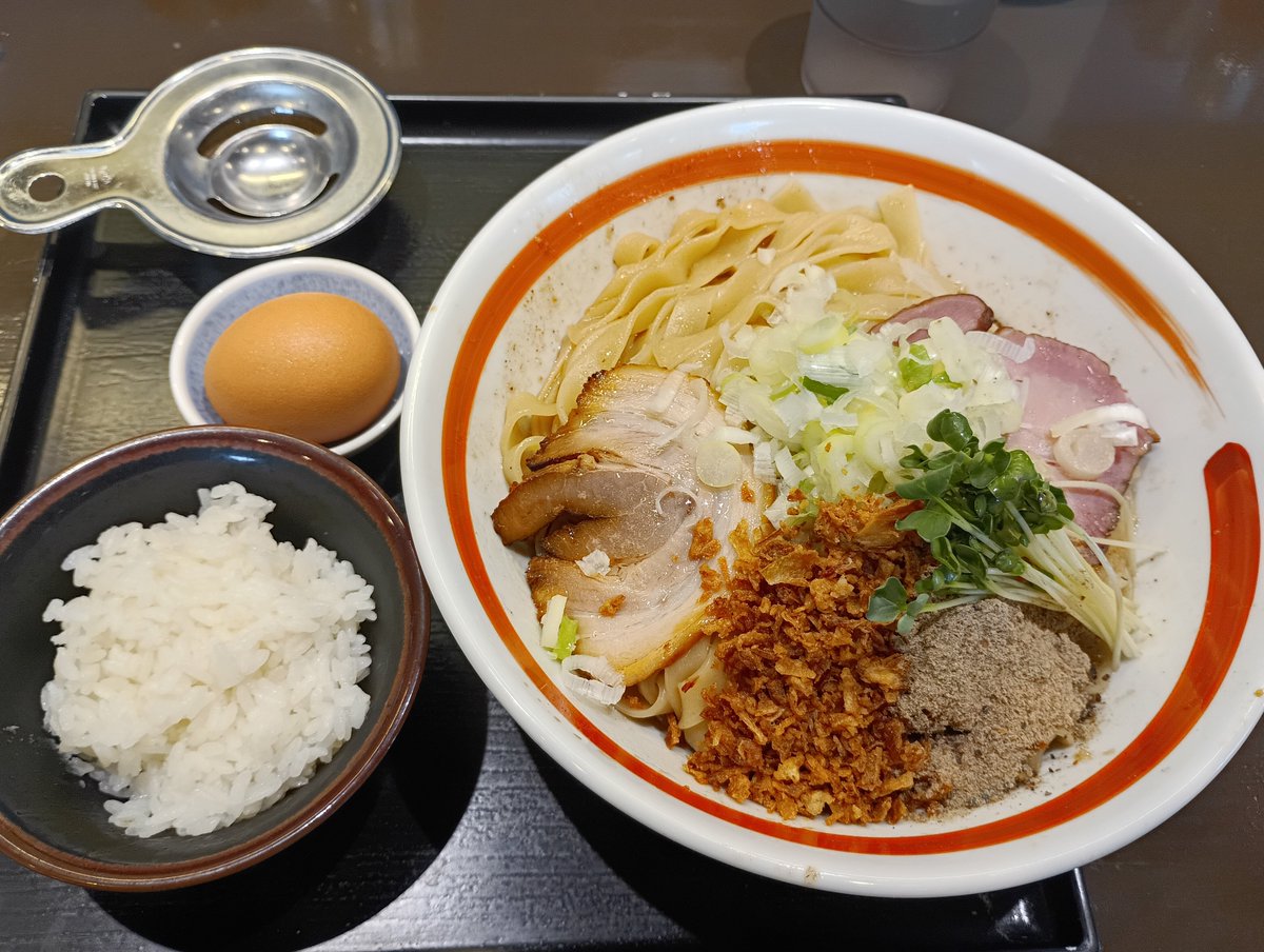 boo4648's tweet photo. 茨城県下妻市「らー麺 大芽」まぜそば大盛(追い飯付き)🎵
今日は少し涼しいので上記を注文😊
初訪なので通常麺知らないのに特注幅広手打ち麺に変更😁
魚介強めのタレと特注麺の相性良き👍
途中で卵黄とカレー粉入れて最後は追い飯ドボン❗
うまかった😋 https://t.co/TPHILINrBI