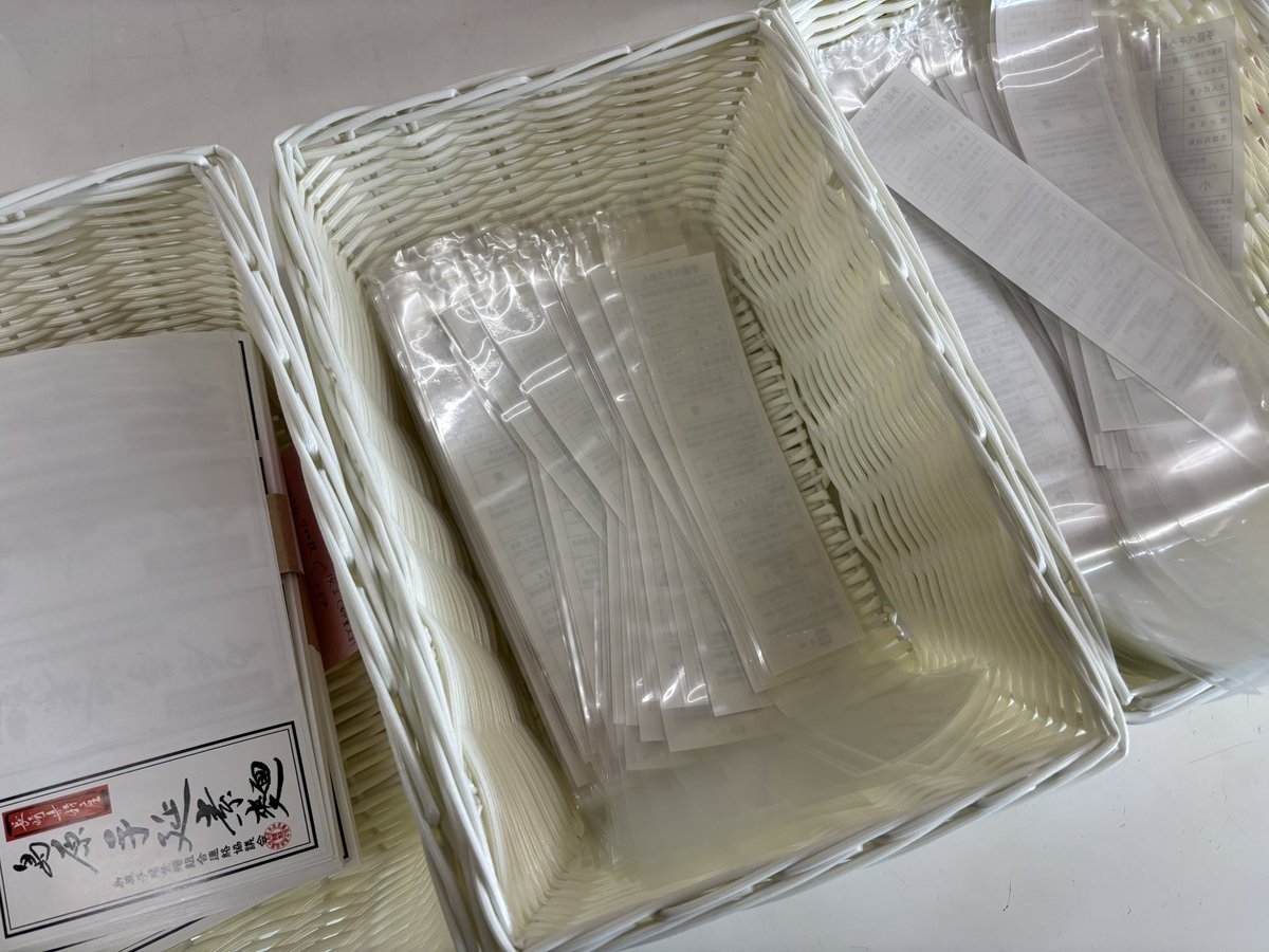 simabarasomen's tweet photo. 事務所は、うれしい大忙し。
ご依頼いただいた島原手延そうめん100g・700袋の加工準備中です。裏面を終え、これから表面のシール貼りへ。写真は準備中の一部。一袋ずつ丁寧に仕上げます。
#島原手延そうめん #南島原市 https://t.co/YbzUldhNVi