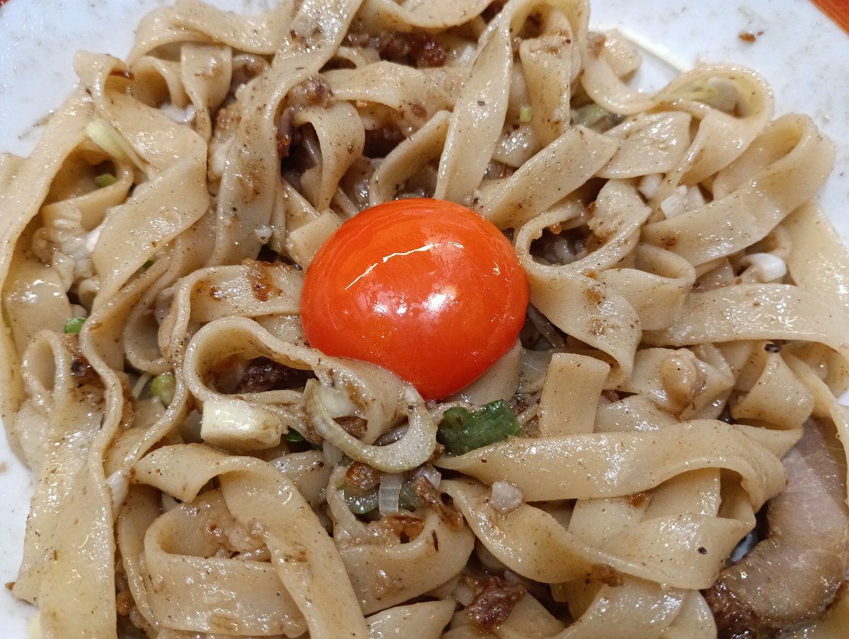 boo4648's tweet photo. 茨城県下妻市「らー麺 大芽」まぜそば大盛(追い飯付き)🎵
今日は少し涼しいので上記を注文😊
初訪なので通常麺知らないのに特注幅広手打ち麺に変更😁
魚介強めのタレと特注麺の相性良き👍
途中で卵黄とカレー粉入れて最後は追い飯ドボン❗
うまかった😋 https://t.co/TPHILINrBI