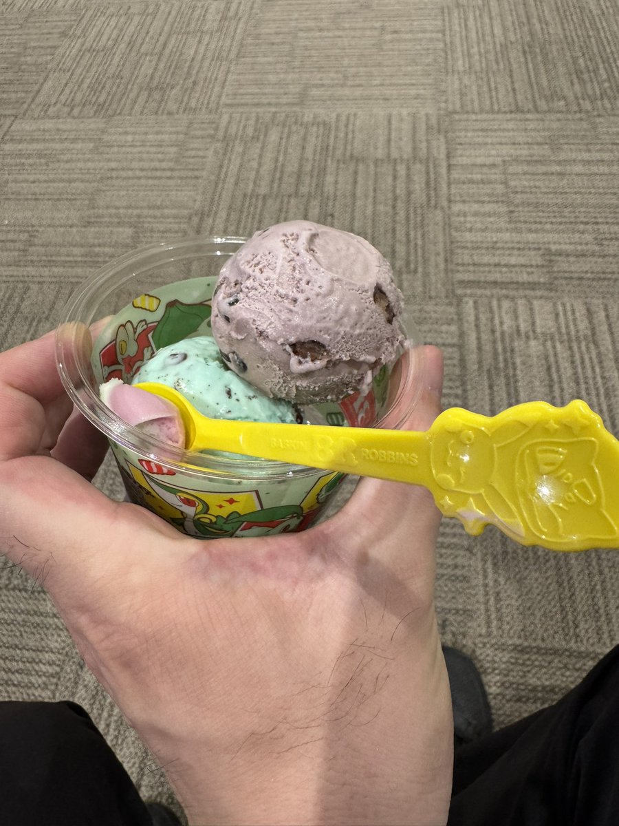 crenai_tkr's tweet photo. ガチ勢おすすめの大納言あずきと、チョコミントの期間限定を頼んだ！
大納言あずき美味いな… https://t.co/u69HoHfO0e