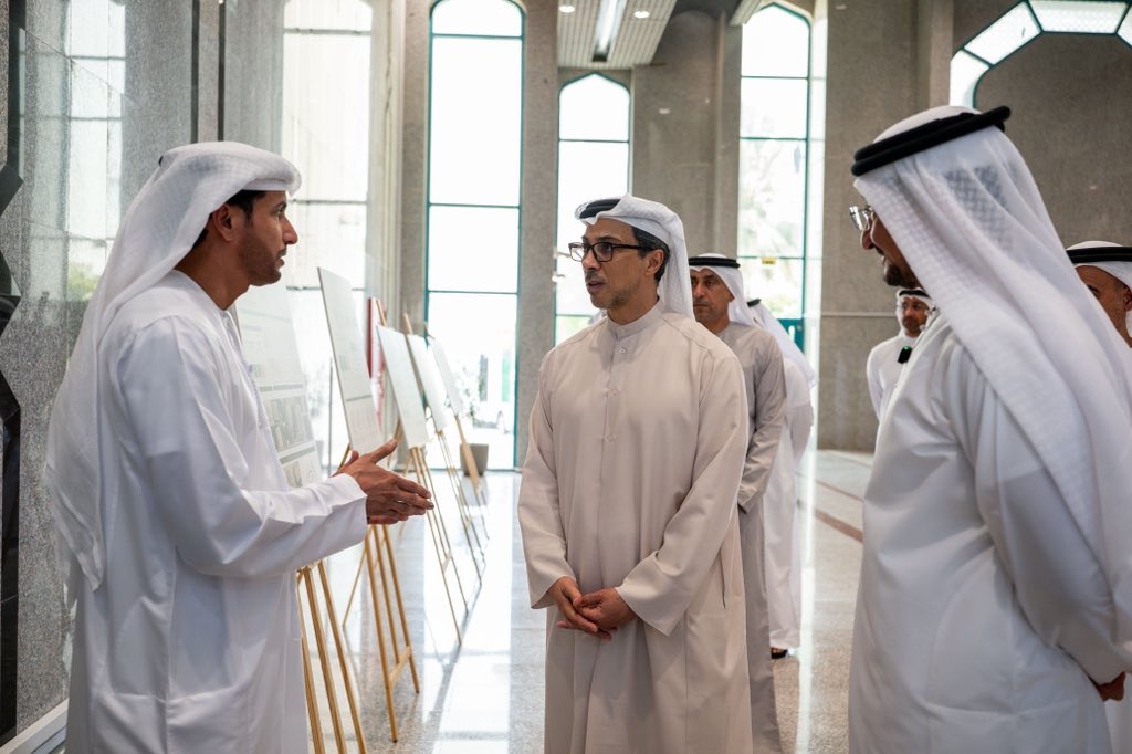 MansourBinZayed's tweet photo. سررت بما شاهدته في مجمع زايد لبحوث الأعشاب والطب التقليدي من جهود علمية وبحثية، ورؤية طموحة لتطوير هذا القطاع والارتقاء به. ما نملكه من إرث غني في الأعشاب والطب التقليدي يمثل قيمة وطنية تستحق التوثيق والدراسة والتطوير وفق أعلى المعايير العالمية. https://t.co/ONitNXuZ6u