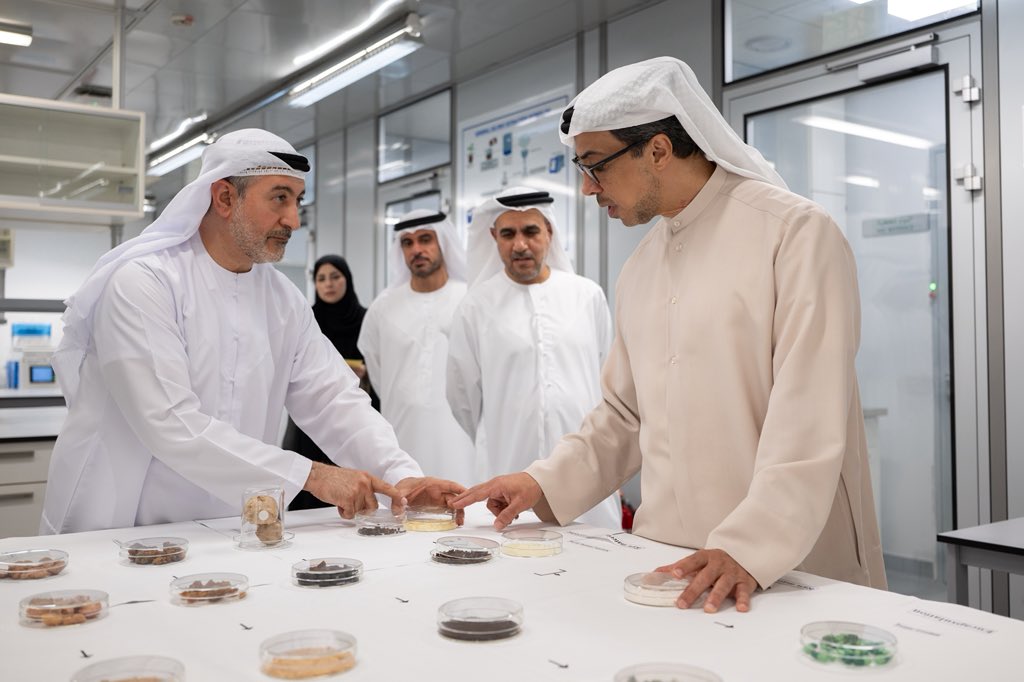 MansourBinZayed's tweet photo. سررت بما شاهدته في مجمع زايد لبحوث الأعشاب والطب التقليدي من جهود علمية وبحثية، ورؤية طموحة لتطوير هذا القطاع والارتقاء به. ما نملكه من إرث غني في الأعشاب والطب التقليدي يمثل قيمة وطنية تستحق التوثيق والدراسة والتطوير وفق أعلى المعايير العالمية. https://t.co/ONitNXuZ6u