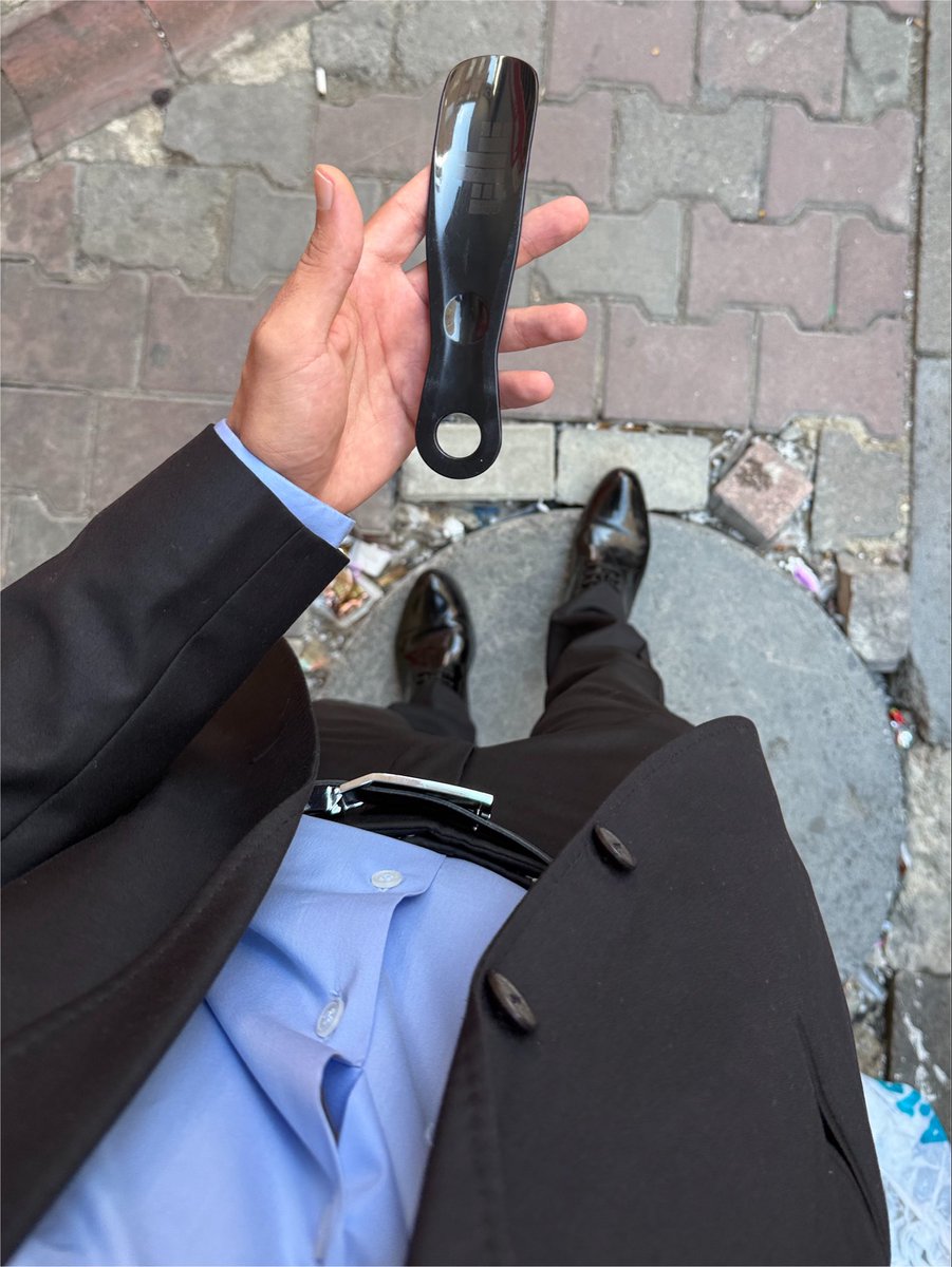 _SinyorH's tweet photo. Rugan ayakkabı giyince cebimden eksik etmediğim o şey. https://t.co/YModaaj6MM