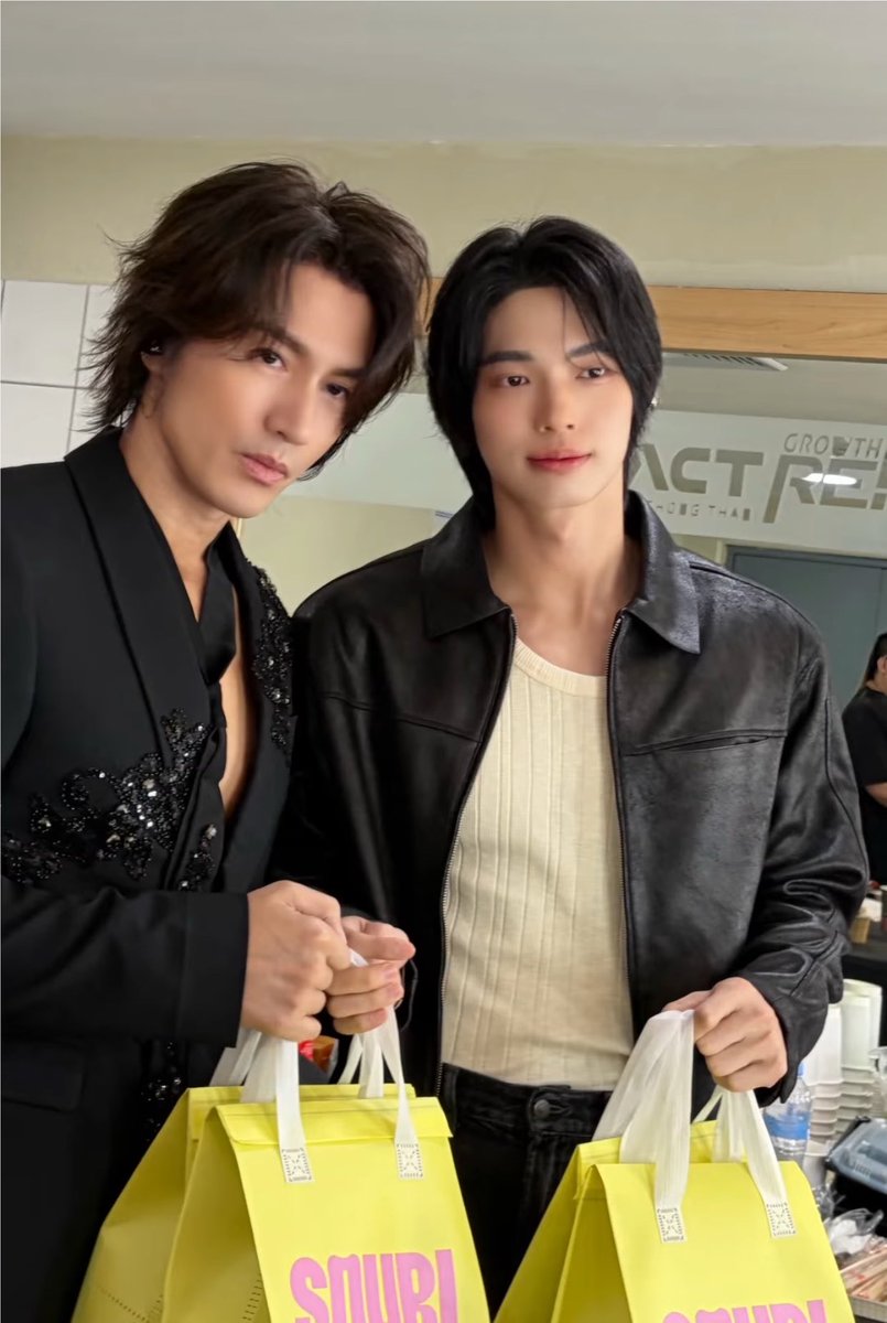 _fairy301_'s tweet photo. Win and Jerry Yan first met in May 2024 at a Tiffany &amp; Co. event, and now, in August 2026, they've met again 🩵

Win even brought Jerry Yan some SOURI as a gift 💖

#FForever1stWorldTourBKK 
#winmetawin #JERRYYAN https://t.co/iuurgLI9VU