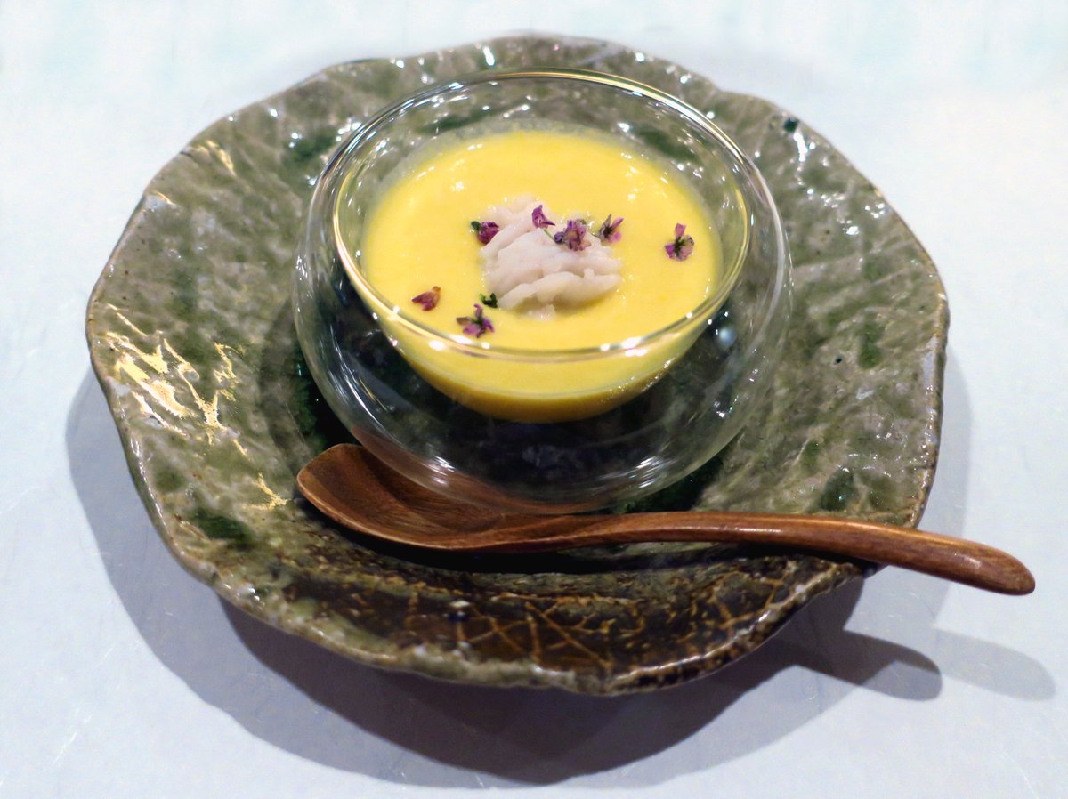soysauce_info's tweet photo. ＼夏にうれしい、ハモの冷製茶碗蒸し／

ふるふるの茶碗蒸しを冷やして、ハモを合わせた上品な一品です。

だしに淡口醤油を少し加えることで、卵のやさしい味わいを引き立てながら、後味までまとまりやすくなります。

【2人分】
卵 1個、だし 200ml、淡口醤油 小さじ1、みりん 小さじ1/2、塩 少々、湯引きハモ 80g、穂紫蘇

① 卵を溶き、だし・調味料を加えてこします。
② 器にハモを入れ、卵液を注いで弱火で10分ほど蒸します。
③ 粗熱が取れたら冷蔵庫で冷やし、穂紫蘇を添えます。

穂紫蘇の代わりに梅肉も◎ 暑い日の前菜におすすめです🎐

#しょうゆ応援隊