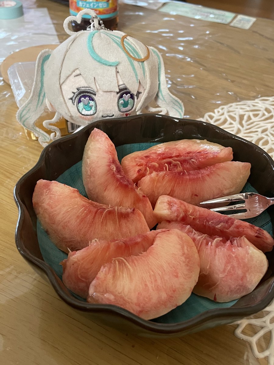 Blue_ZondaR's tweet photo. いつだったか、あまうが桃剥いてとか可愛いこと言ってたので、それ思い出して桃剥いてた。
おいちい。 https://t.co/lXYeD0ylc0