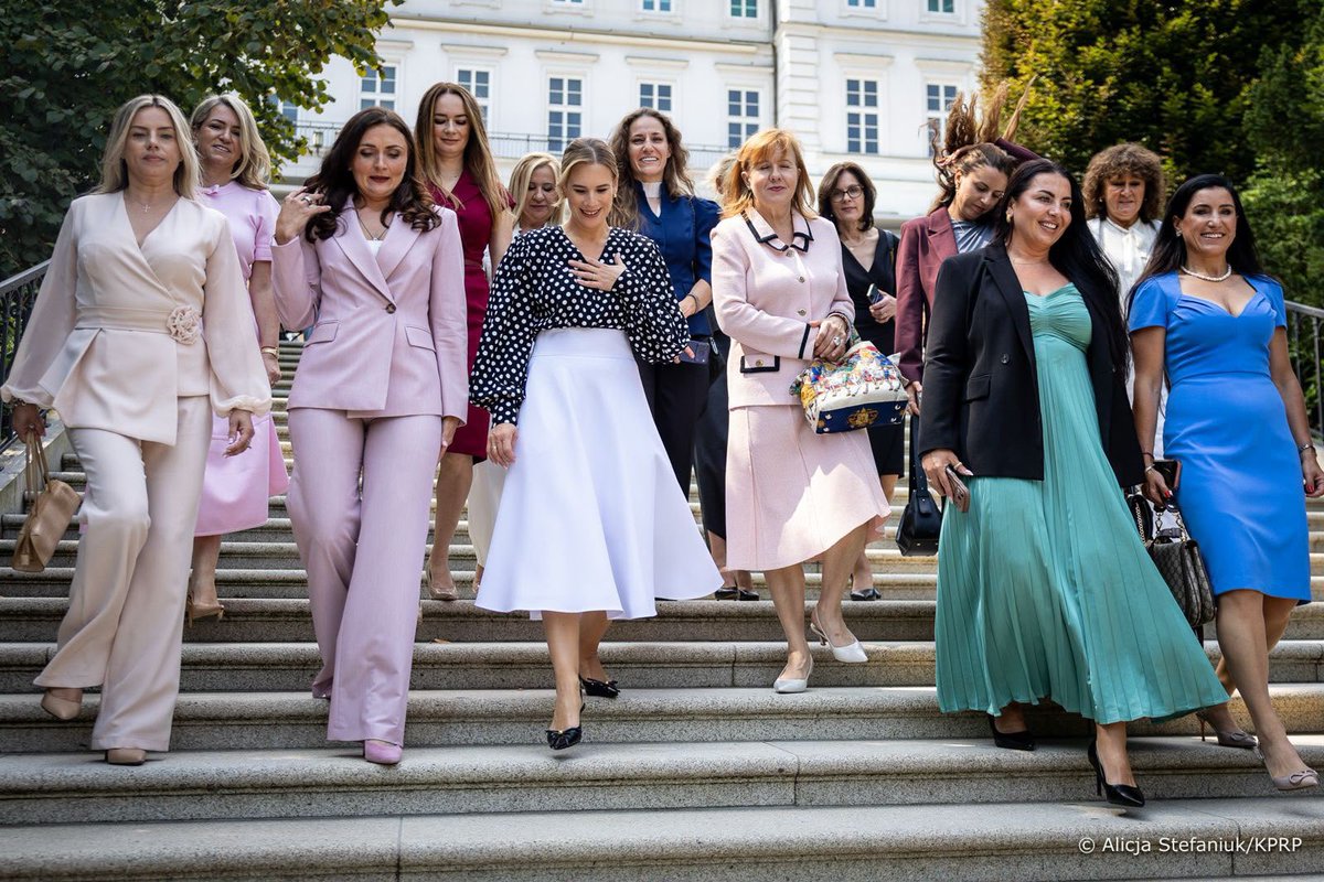 prezydentpl's tweet photo. Małżonka Prezydenta Marta Nawrocka zaprosiła do Pałacu Prezydenckiego przedstawicielki amerykańskiej Polonii, członkinie Polish American Women’s Club BEYOND z Nowego Jorku, przebywające w Polsce w związku z udziałem w uroczystościach 82. rocznicy Powstania Warszawskiego.  

https://t.co/dEGMUds2Xg
